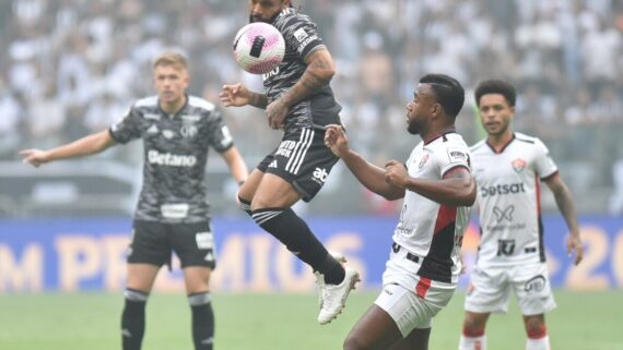 Disputa de bola em Atlético x Botafogo (foto: Ramon Lisboa/EM/D.A Press)