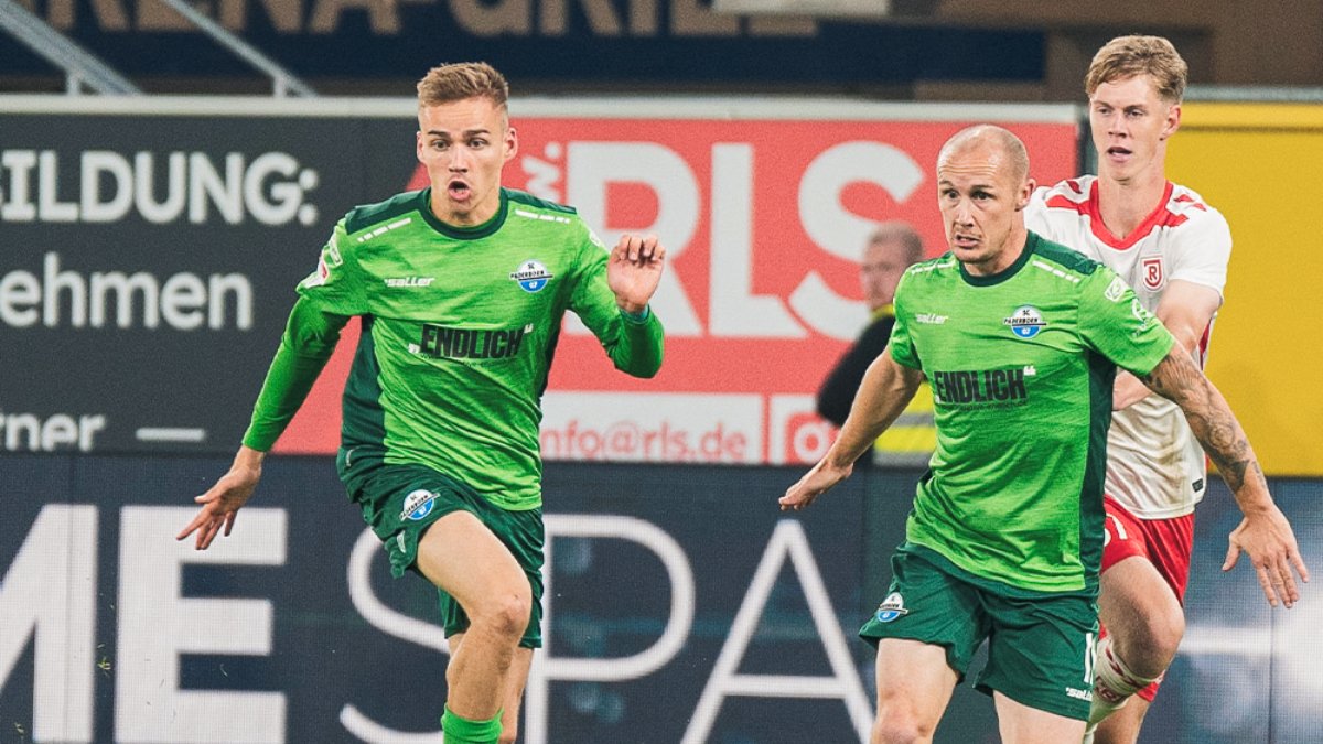 Paderborn usou camisa em prol da maconha medicinal durante goleada por 3 a 0 sobre o Jahn Regensburg, na sexta-feira (4/10) (foto: Lina Sophie Beise/Paderborn)