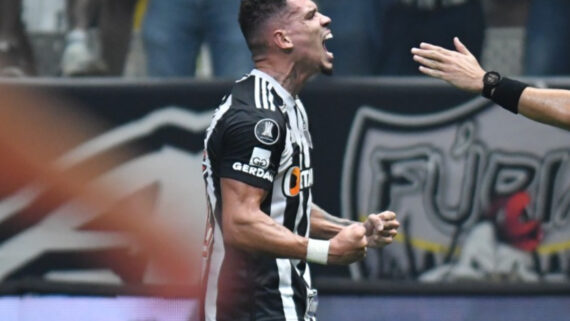 Paulinho comemorando gol do Atlético na Libertadores (foto: Alexandre Guzanshe/EM/D.A Press)