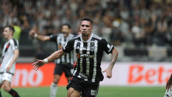 Paulinho marcou de cabeça para o Atlético diante do Vasco na Copa do Brasil (foto: Alexandre Guzanshe/EM/D.A Press)