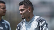 Paulinho, atacante do Atlético, durante treinamento na Cidade do Galo (foto: Pedro Souza/Atlético)