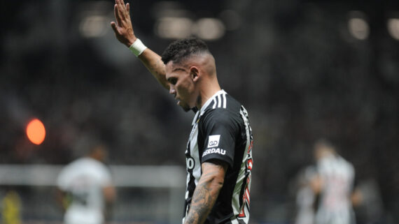 Paulinho faz gesto à torcida do Vasco após marcar pelo Atlético (foto: Alexandre Guzanshe/EM/DA.Press)