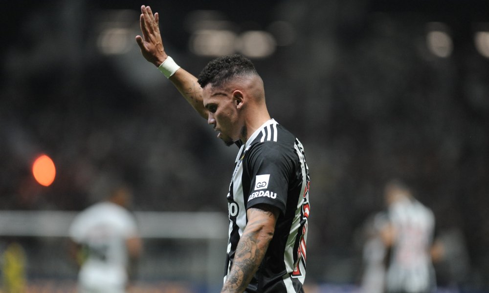 Paulinho faz gesto à torcida do Vasco após marcar pelo Atlético (foto: Alexandre Guzanshe/EM/D.A Press)