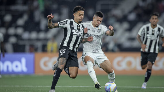 Gregore e Paulinho disputam a bola em Botafogo x Atlético (foto: Pedro Souza/Atlético)