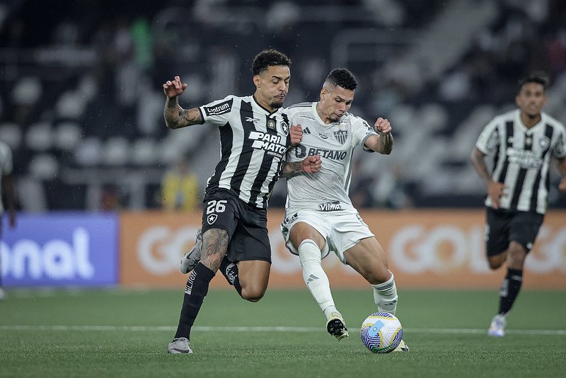 Gregore e Paulinho disputam a bola em Botafogo x Atlético (foto: Pedro Souza/Atlético)