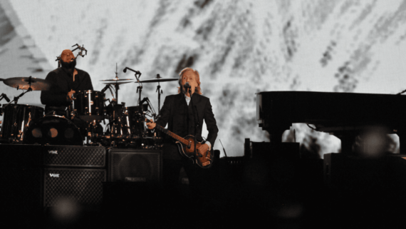 Cantos Paul McCartney durante show na Arena MRV, em 2023 (foto: Túlio Santos/EM/D.A Press)