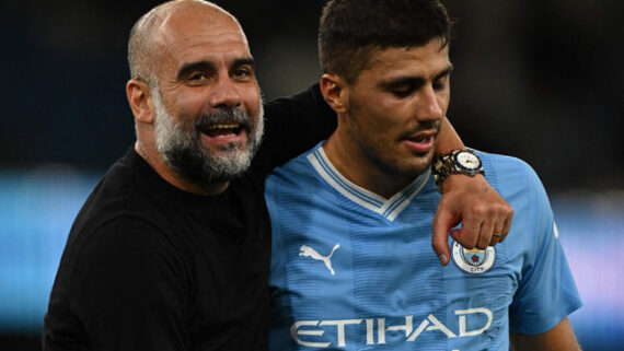 Pep Guardiola e Rodri, técnico e volante do Manchester City (foto: PAUL ELLIS/AFP)