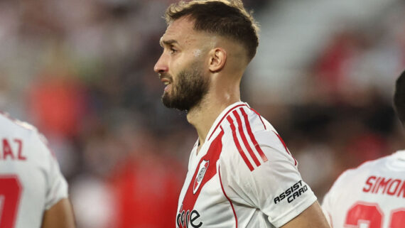 Germán Pezzela, zagueiro titular absoluto do River Plate, sofreu fratura próxima ao ouvido esquerdo (foto: Alejandro Pagni/AFP)