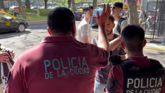 Polícia de Buenos Aires expulsou torcedores do Atlético nos arredores do hotel onde os jogadores estão em Buenos Aires (foto: Lucas Bretas/No Ataque)