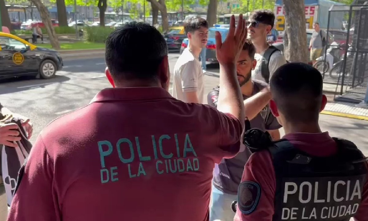 Polícia de Buenos Aires expulsou torcedores do Atlético nos arredores do hotel onde os jogadores estão em Buenos Aires (foto: Lucas Bretas/No Ataque)