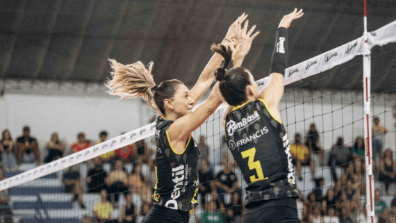 Carol Gattaz e Macris, jogadoras de vôlei do Praia Clube (foto: Eliezer/Praia Clube)