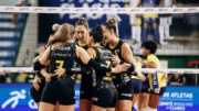 Jogadoras de vôlei do Praia Clube comemorando vitória sobre Brusque, pela Superliga Feminina (foto: Eliezer Esportes/Praia Clube)