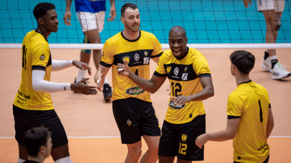 Jogadores de vôlei do Praia Clube (foto: Agência i7/Sada Cruzeiro)