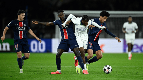 Jogadores de PSG e PSV pela Champions League (foto: Julien de Rose/AFP)