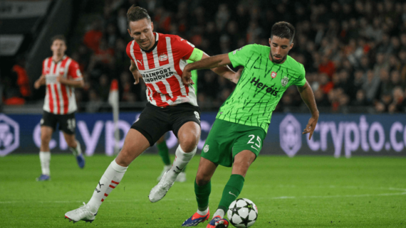 Jogadores de PSV e Sporting, pela Champions League (foto: Nicolas Tucat/AFP)