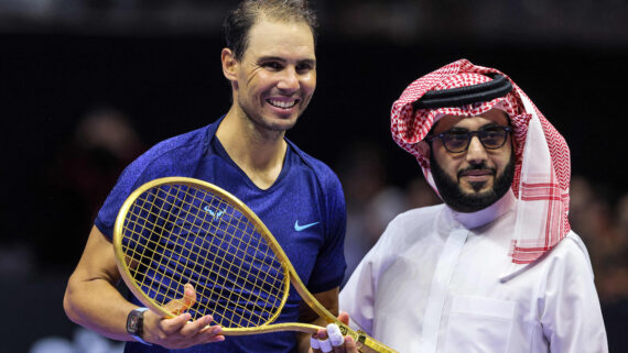 Rafael Nadal recebeu raquete de ouro de autoridade saudita (foto: FAYEZ NURELDINE/AFP)