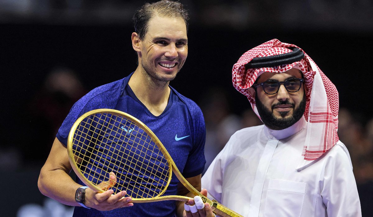 Rafael Nadal recebeu raquete de ouro de autoridade saudita (foto: FAYEZ NURELDINE/AFP)