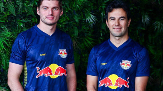 Max Verstappen e Sergio Pérez com o uniforme do Red Bull Bragantino (foto: Divulgação)