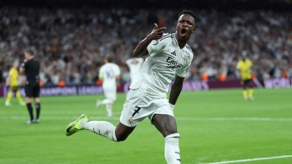 Vini Jr fez três gols na vitória do Real Madrid sobre o Borussia Dortmund (foto: Thomas COEX/AFP)