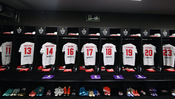 Camisas do River Plate no vestiário de visitantes da Arena MRV (foto: Divulgação/River Plate)