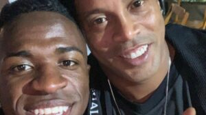 Vinicius Junior e Ronaldinho Gaúcho - Crédito: 