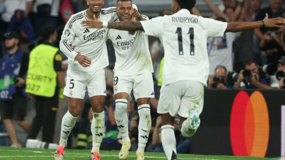 Bellingham, Mbappé e Rodrygo comemoram gol do Real Madrid (foto:  PIERRE-PHILIPPE MARCOU/AFP)