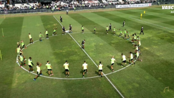 Gramado de São Januário está repleto de manchas (foto: Vasco TV/Youtube)