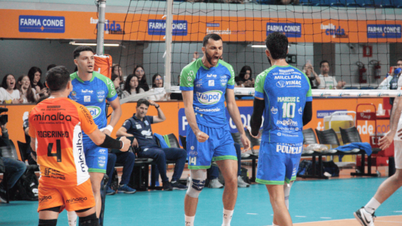 Jogadores do São José comemorando ponto diante do Minas, pela Superliga Masculina de Vôlei (foto: Léo Lenzi/Agência NTZ)