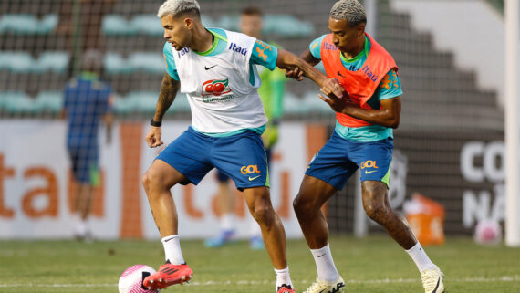 Bruno Guimarães e Matheus Pereira disputam a bola em treino do Brasil (foto: Rafael Ribeiro/CBF)