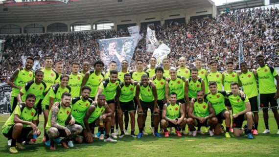 Jogadores do Vasco posam com torcida ao fundo após treino aberto na véspera de decisão contra Atlético (foto: Matheus Lima/Vasco)