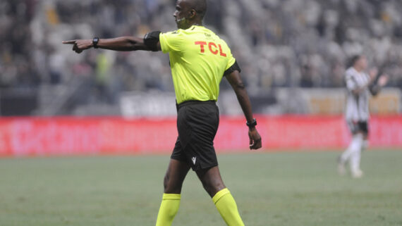 Luiz Flávio de Oliveira foi o árbitro do jogo entre Atlético e Grêmio (foto: Alexandre Guzanse/EM/D.A Press)