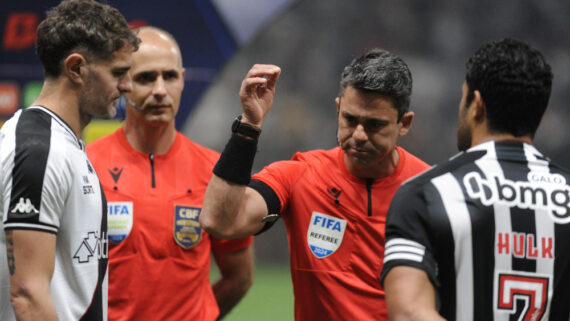 Vegetti e Hulk antes do jogo de ida entre Vasco e Atlético (foto: Alexandre Guzanshe/EM/D.A. Press)