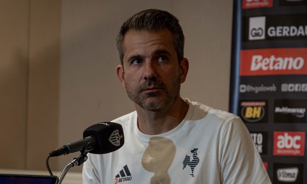 Victor em entrevista coletiva na Argentina (foto: Pedro Souza/Atlético)