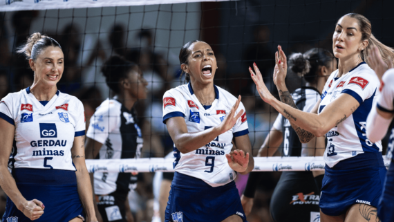 Jogadoras de vôlei do Minas comemorando ponto diante do Mackenzie (foto: Hedgard Moraes/Minas Tênis Clube)