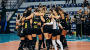 Jogadoras de vôlei do Praia Clube comemorando vitória sobre o Brasília, pela Superliga Feminina de Vôlei (foto: Eliezer Esportes/Praia Clube)