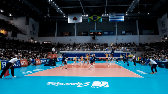 Jogadoras de vôlei do Minas e do Brusque na Arena UniBH, em Belo Horizonte (foto: Hedgard Moraes/Minas Tênis Clube)