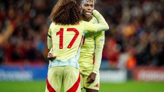 Cucurella e Nico Willians, da Seleção Espanhola (foto: Claus Rasmussen/AFP)