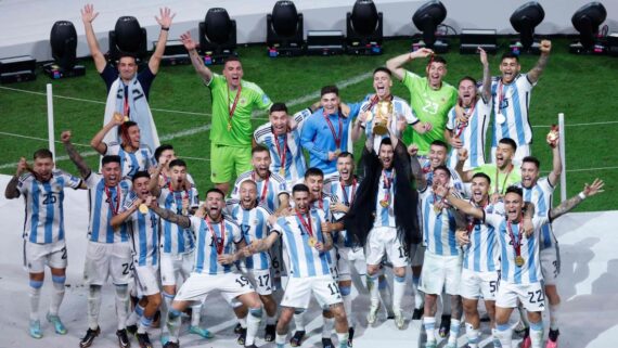 Mac Allister e demais jogadores da Argentina celebram conquista da Copa do Mundo 2022 (foto: Odd ANDERSEN / AFP)