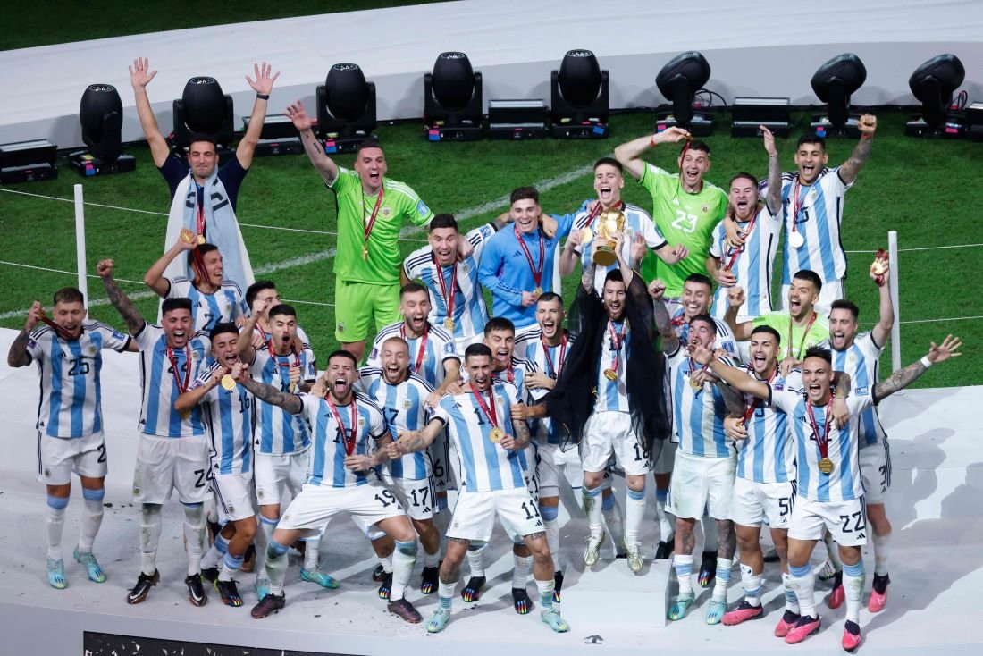 Mac Allister e demais jogadores da Argentina celebram conquista da Copa do Mundo 2022 (foto: Odd ANDERSEN / AFP)