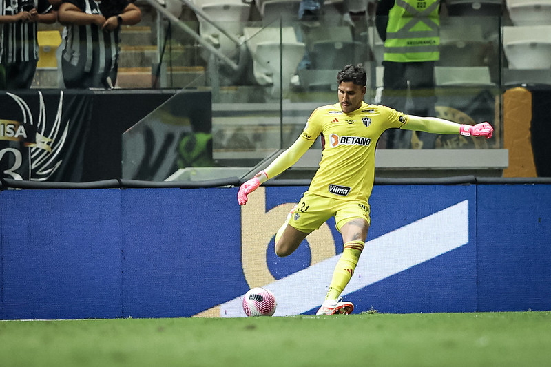 Matheus Mendes chuta a bola durante jogo - (foto: Pedro Souza/Atlético)