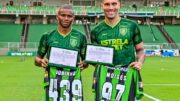 Em despedida, Moisés e Juninho receberam da diretoria placas e camisas alusivas aos números de jogos que defenderam o América (foto: Mourão Pànda/América)