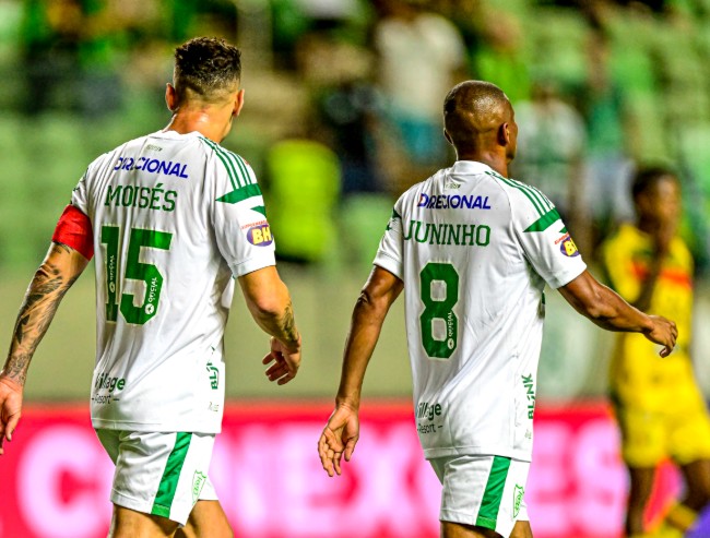 Moisés e Juninho se despediram do América na vitória sobre o Brusque - (foto: Mourão Panda/América)