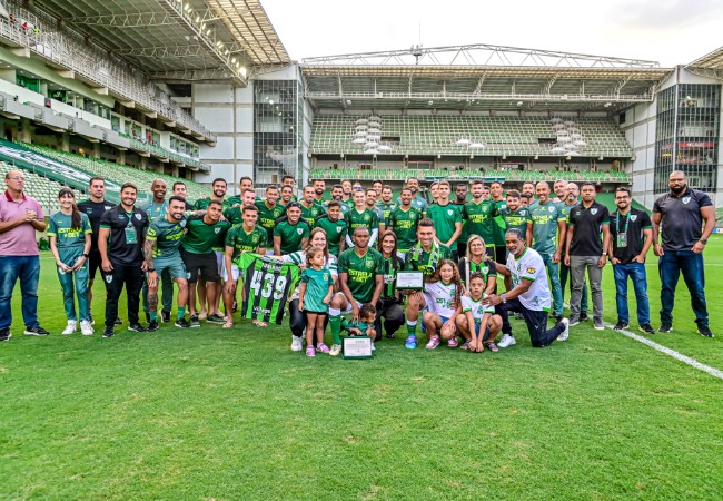 Diretoria do América e familiares de Juninho e Moisés na despedida dos jogadores - (foto: Mourão Panda/América)