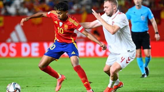 No encontro do primeiro turno, Espanha ganhou por 1 a 0 (foto: JOSE JORDAN / AFP)