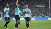 Quintero celebra gol com companheiros do Racing (foto: Alejandro PAGNI / AFP)