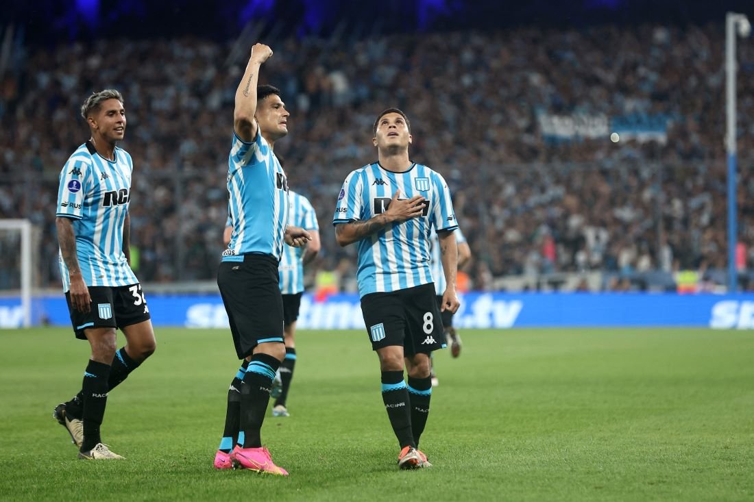 Quintero celebra gol com companheiros do Racing (foto: Alejandro PAGNI / AFP)