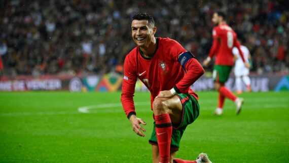 Cristiano Ronaldo agachado comemorando gol de Portugal (foto: Miguel Riopa/AFP)