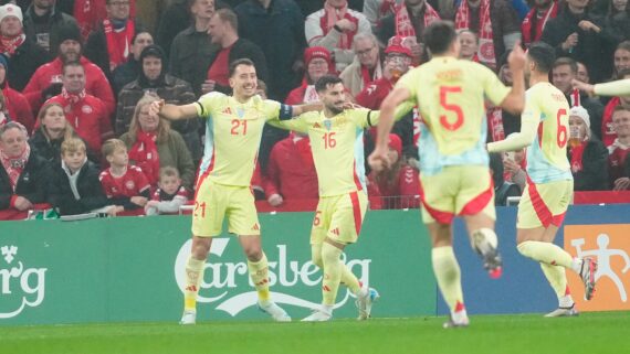 Jogadores da Espanha comemoram gol contra a Dinamarca (foto: Mads Claus Rasmussen/AFP)