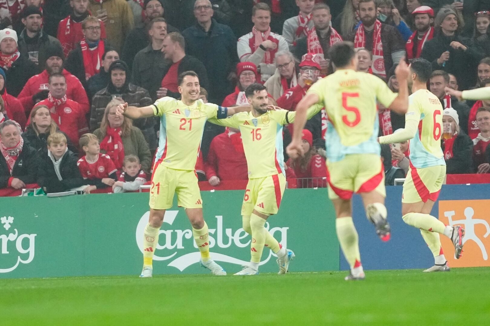Jogadores da Espanha comemoram gol contra a Dinamarca (foto: Mads Claus Rasmussen/AFP)