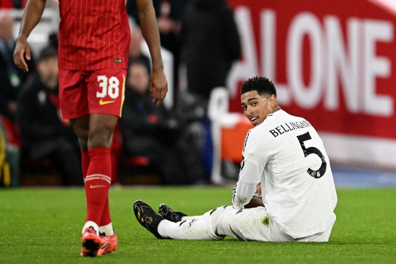 Jude Bellingham durante Liverpool x Real Madrid (foto: Oli Scarff/AFP)